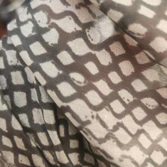 Eileen Fisher Scarf Made from lustrous silk - Picture 8 of 8